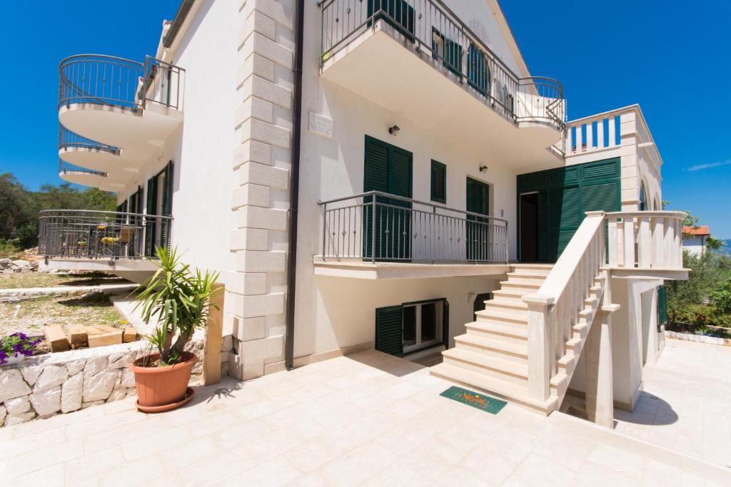 Guesthouse Vakans and Staraci Beach in Slatine